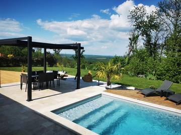 Chambre d’hôte pour 2 personnes, avec jardin ainsi que vue et piscine à Marcillac-Saint-Quentin