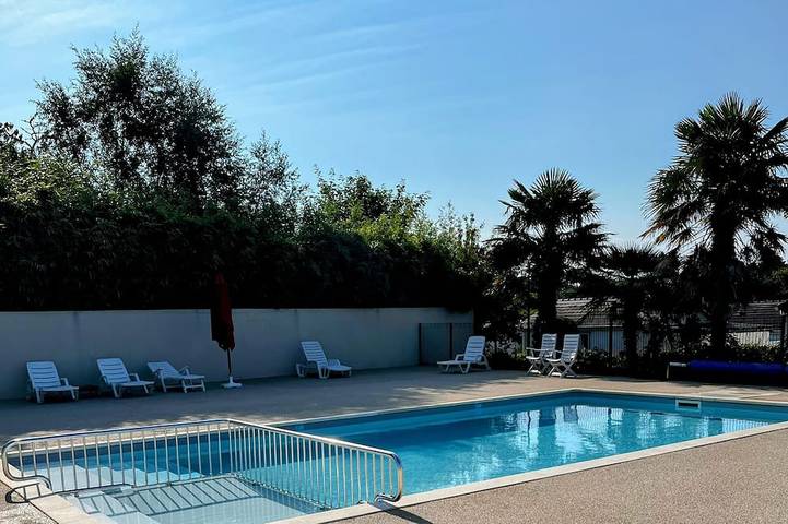 Chalet pour 4 personnes, avec Terrasse ainsi que Jardin et Piscine