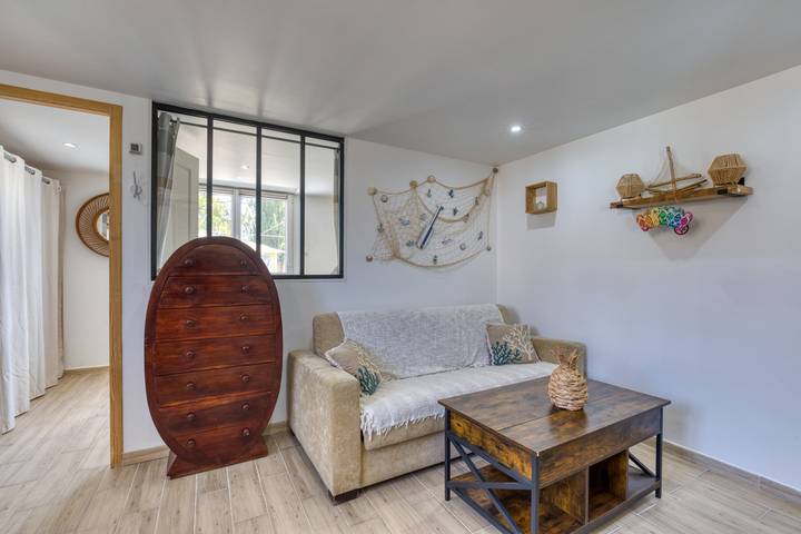 Holiday Home “Casita Rossignol” with Wi-Fi and Air Conditioning in Puimisson, Middelhavskysten (Frankrig)