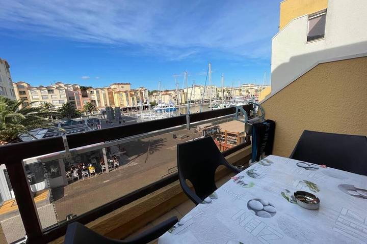 Gîte pour 2 personnes, avec Terrasse ainsi que Piscine et Vue dans Office De Tourisme De Gruissan