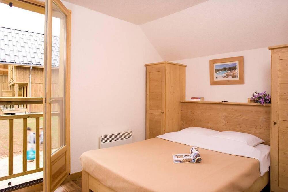 Entire apartment, Wifi, 300m from ski slopes, Ground floor, fitness, swimming pool, sauna, terrace, balcony, parking in La Féclaz, Les Déserts