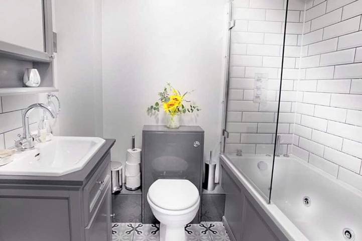 Appartement entier, Woking, 2 Bedroom House, Parking & Garden in Woking, Surrey