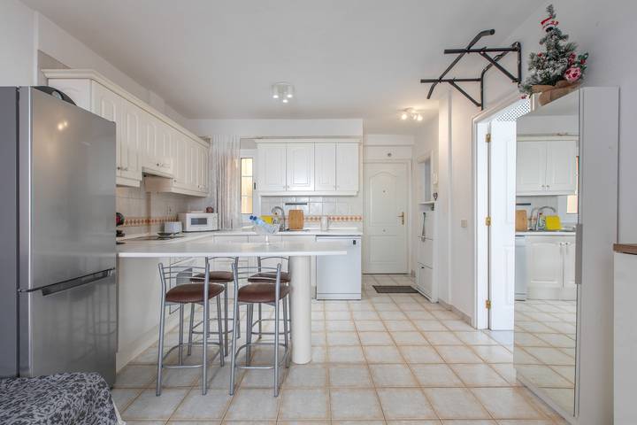 Apartamento entero, Acogedora suite con piscinas en Chayofa, vistas a la montaña, Wi-Fi y aire acondicionado in Chayofa, Arona 