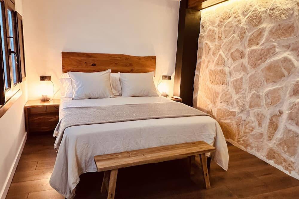 Villa 'Valeria, Casa Cueva 1748' with Private Terrace, Wi-Fi and Air Conditioning in Requena, Valencia Province