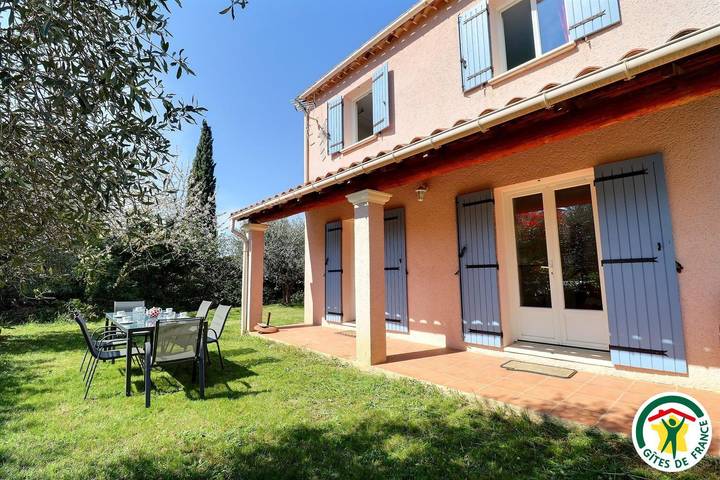 Gîte for 6 people, with garden and pool - 1