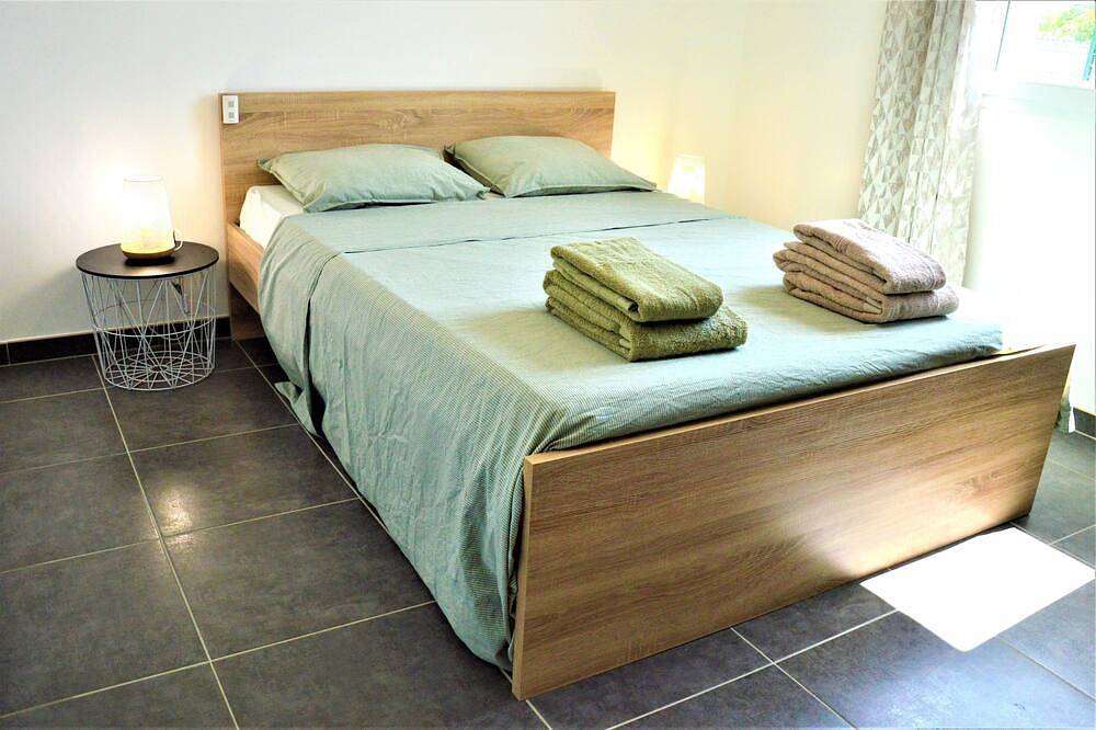 Villa 6p 3ch Piscine Privée, Jardin Clos, Terrain de Pétanque, Vallon Pont D'arc in Vallon-Pont-d'Arc, Ardèche