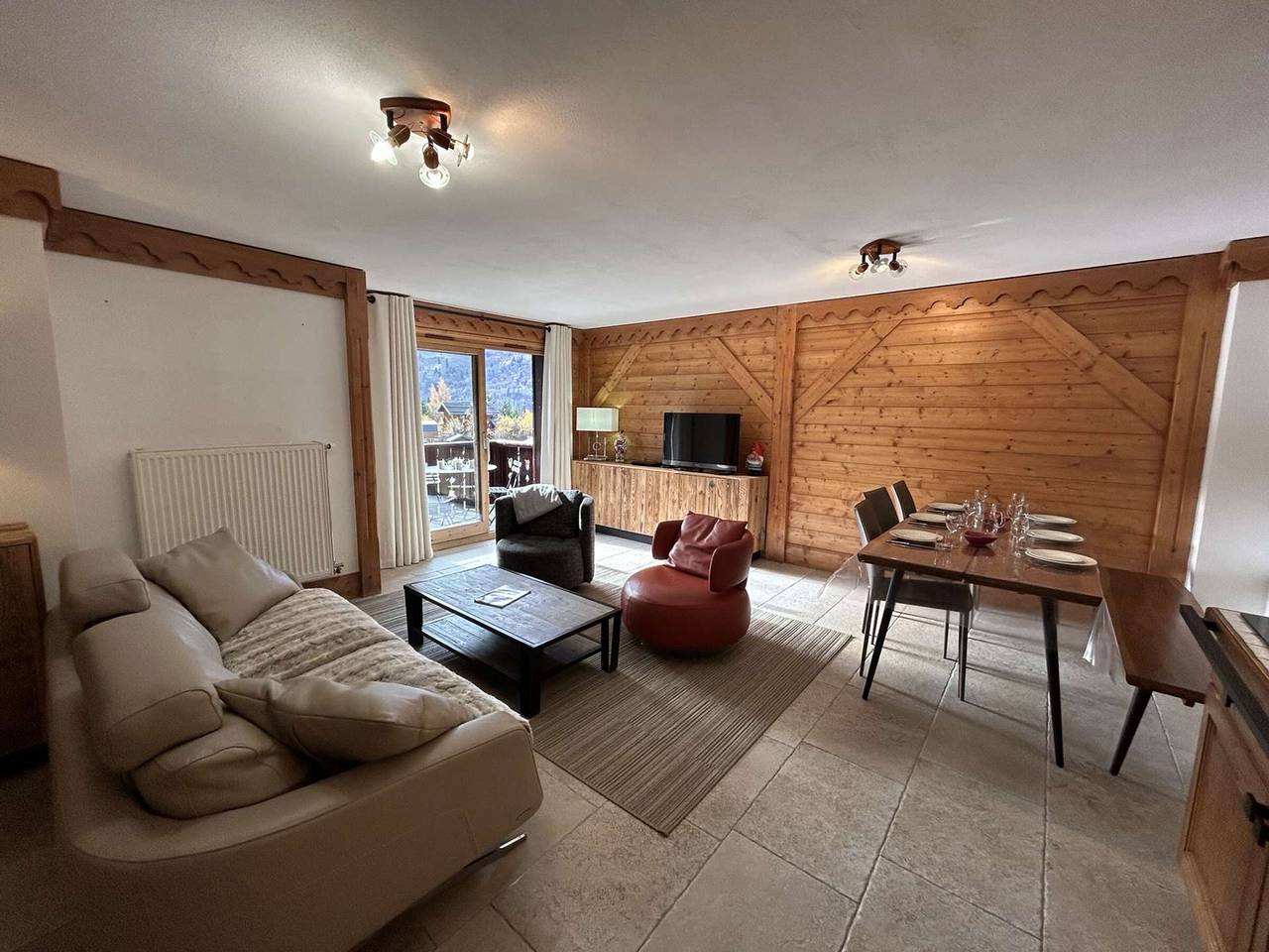 Geheel appartement, Superb 4-room Apartment for 6 with Pool and Parking in Méribel in Meribel Village, Courchevel