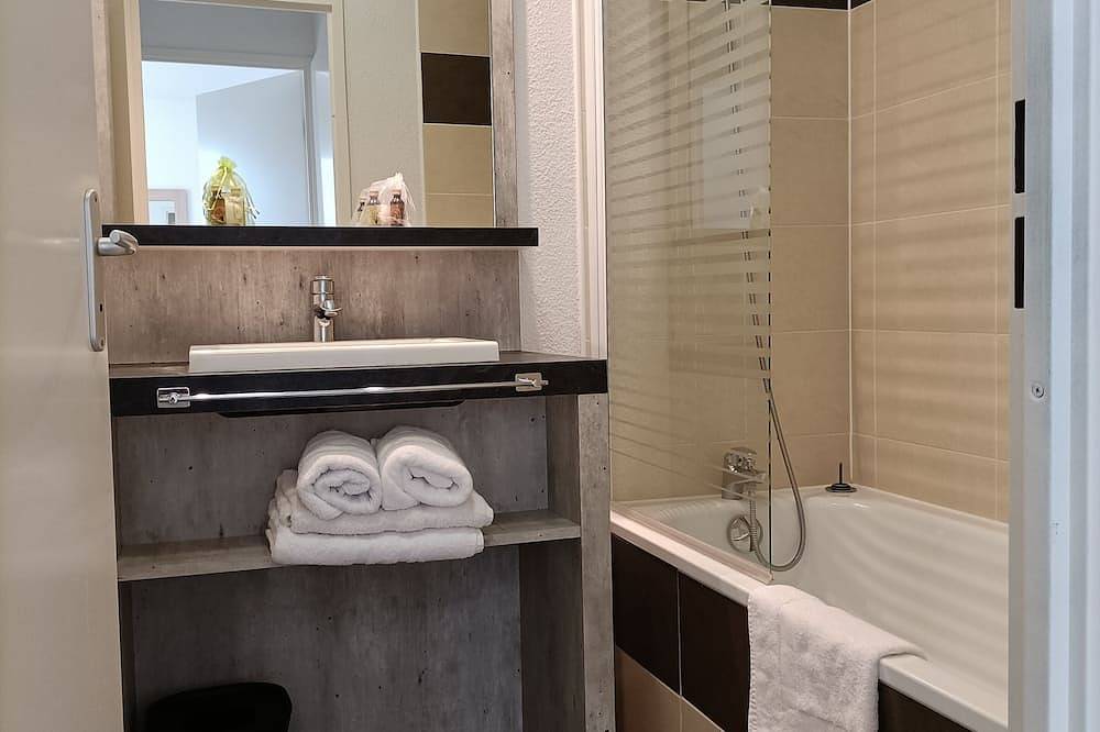 Entire apartment, T1 bis Dans Résidence Avec Piscine B40 in Salies-de-Béarn, Béarn