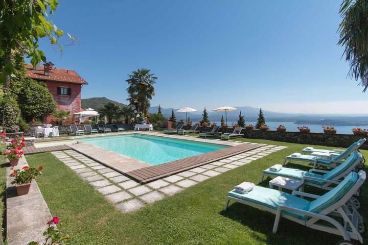 Rustico per 2 persone, con Balcone e Terrazza nonché Giardino e Piscina sul Lago Maggiore