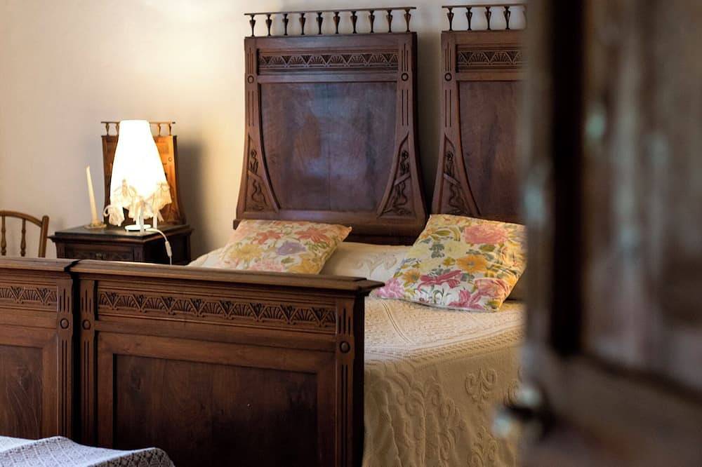 Cozy cottage surrounded by a large garden in the hills of Le Marche in Fabriano, Ancona Province