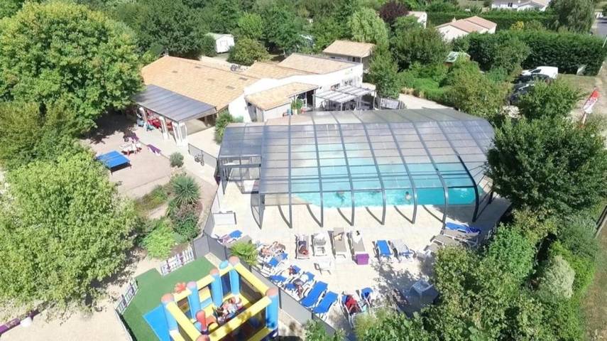 Camping pour 5 personnes, avec Jacuzzi ainsi que Piscine et Sauna
