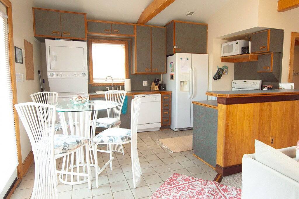 Upstairs 1Br Beach Apartment in the Heart of the Vibe District - 5 Minute Stroll to Beach (508B) in Virginia Beach