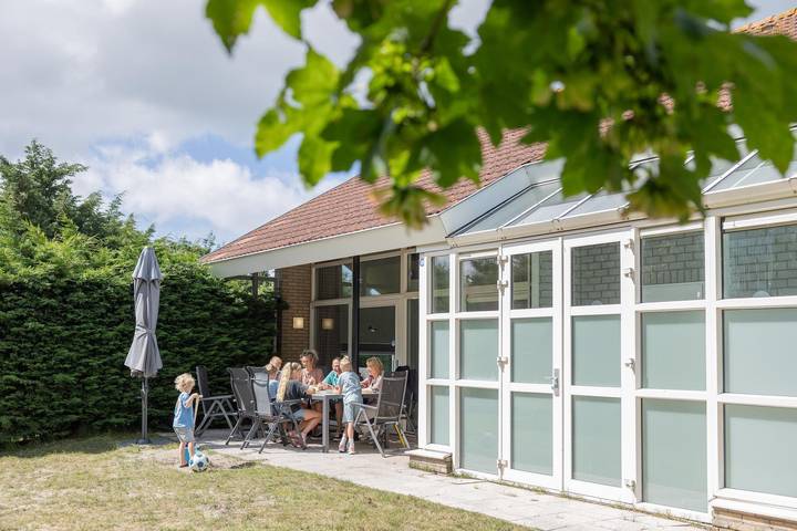 Bungalow für 8 Personen, mit Balkon/Terrasse und Terrasse sowie Garten und Pool auf Ameland