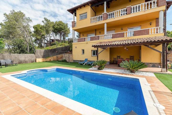 Apartamento para 10 personas, con jardín además de vistas y piscina en Olivella
