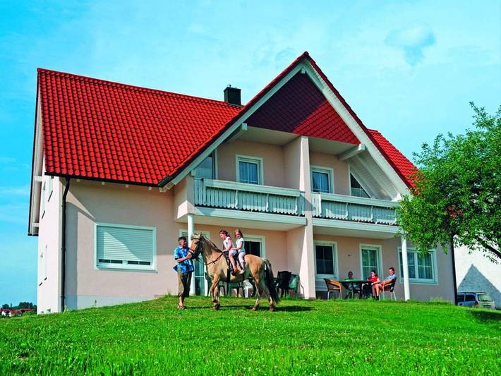 Ferienwohnung für 4 Personen, mit Balkon und Balkon/Terrasse sowie Terrasse und Garten