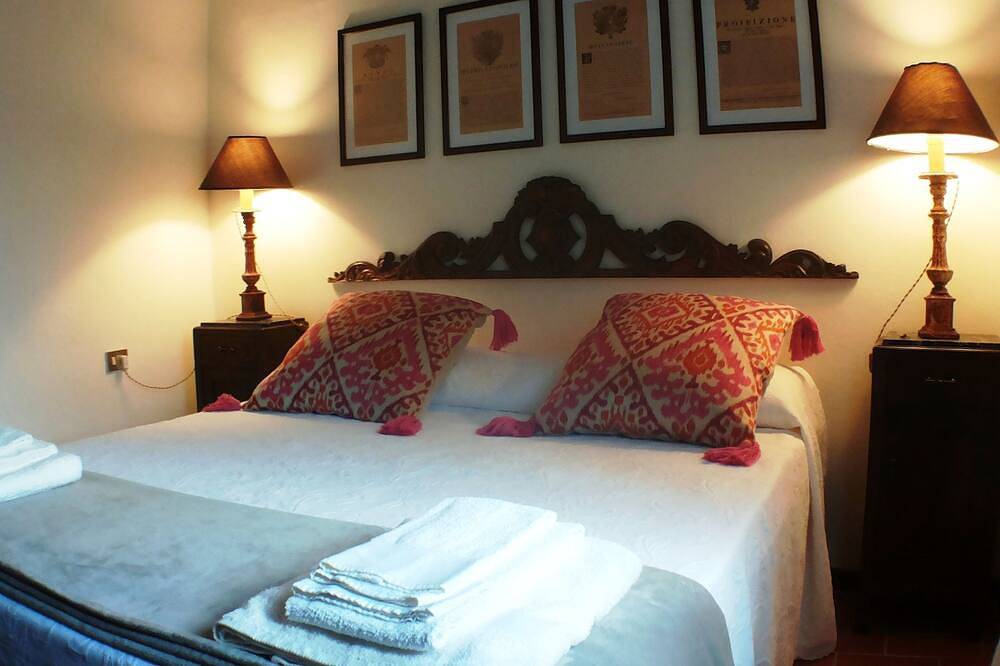 Authentic Tuscan hamlet with private infinity pool. 25 kilometers from Florence in Vaiano, Provincia de Prato