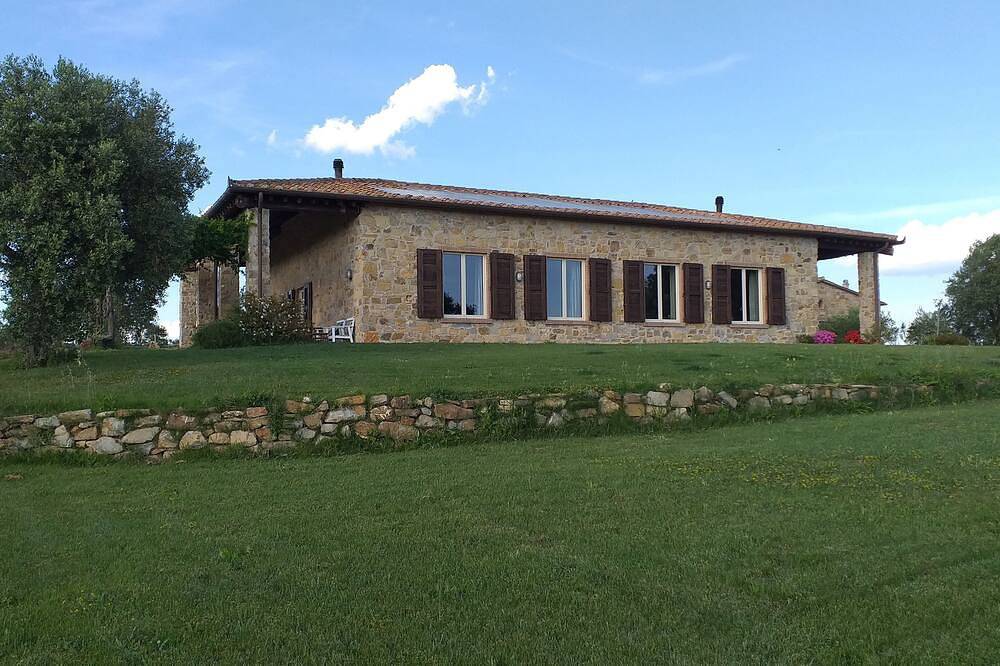 Entire apartment, Farmhouse in the countryside with magnificent sea view, ideal for families with 4 paws in Magliano in Toscana, Grosseto Province