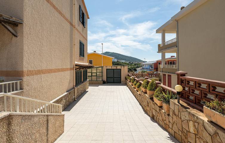 Appartamento intero, Appartamento sulla spiaggia con terrazza e parcheggio vicino alla spiaggia in Lu Bagnu, Castelsardo