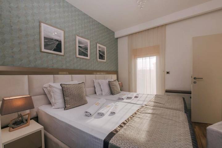 Apartament wakacyjny dla 5 osób, z ogród i jacuzzi oraz basen w Tivat
