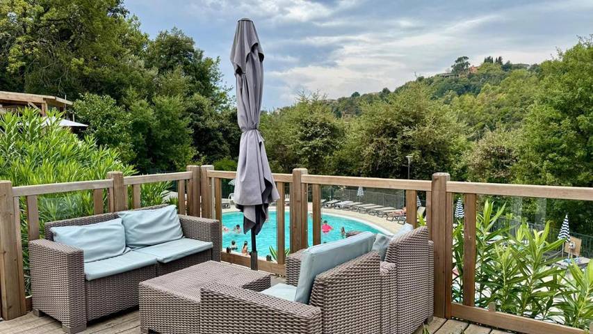 Camping pour 4 personnes, avec Terrasse et Jardin ainsi que Bassin pour enfant et Piscine