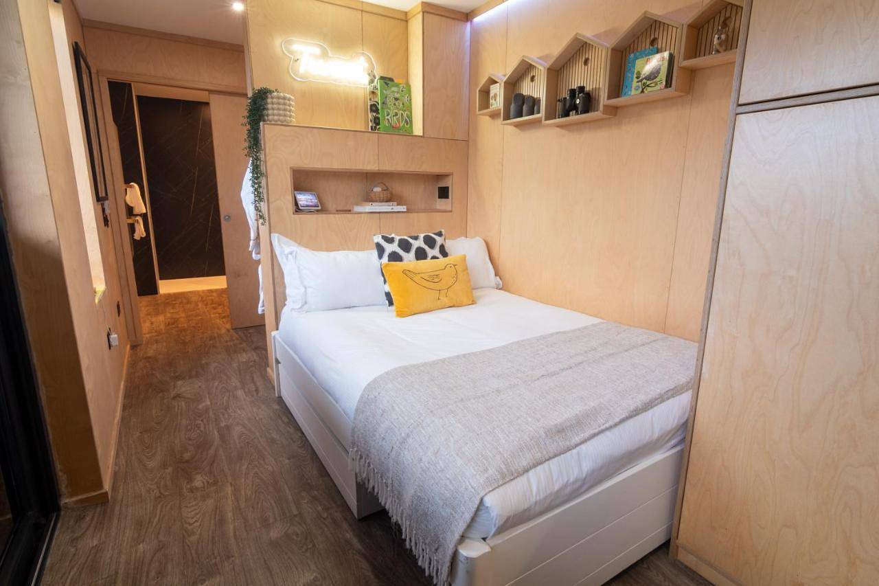 The Birdbox - Unique Hot Tub Cabin in Millport in Millport, Ayrshire
