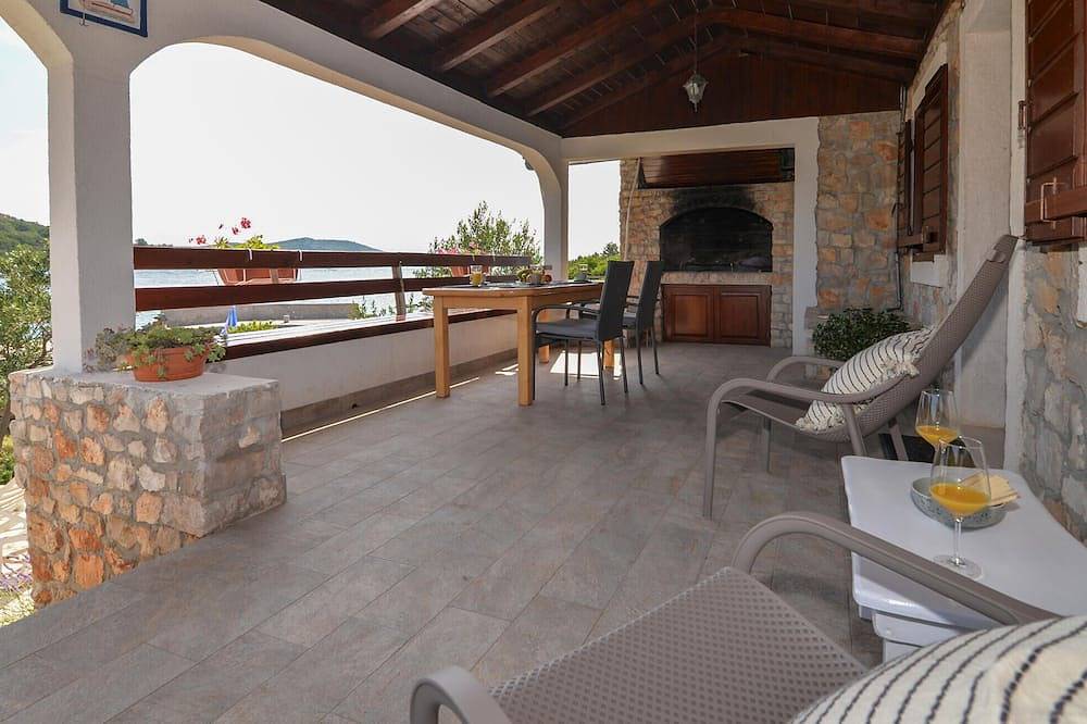 Beautiful home in Tkon with Wifi in Pasman