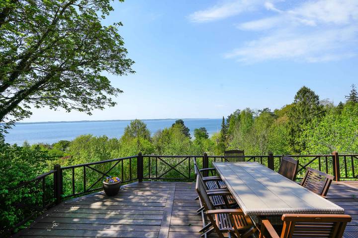 Ferieudlejning for 6 personer, med terrasse og have såvel som udsigt og søudsigt i Halsnæs