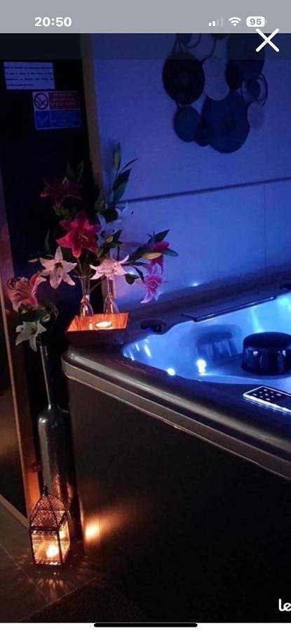 Gîte pour 2 personnes, avec Jacuzzi ainsi que Terrasse et Sauna à Auterive