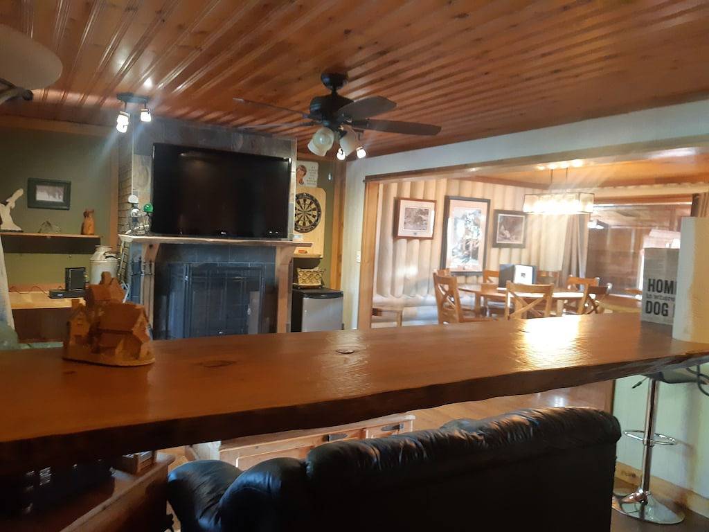 Ein echtes Westküstenerlebnis 3-Zimmer-Blockhaus auf privater Fläche. in Sooke, Vancouver Island