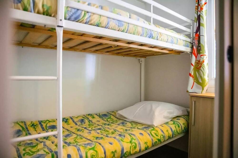 Mobil-Home Esterel 2 chambres - sans sanitaires 4 personnes in La Bocca, Cannes