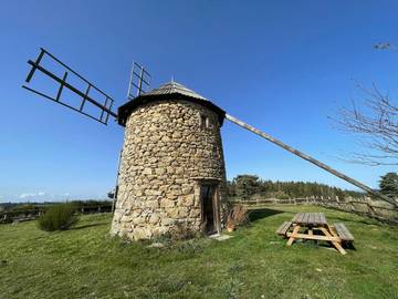 Gîte pour 2 personnes, avec jardin à Ally