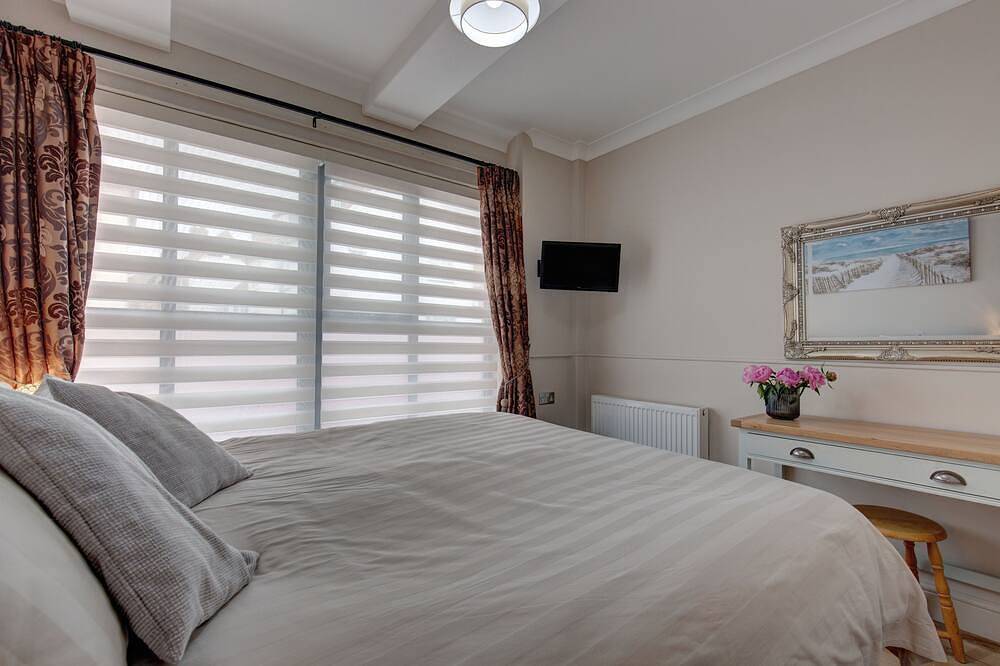 Een comfortabel huis in moderne stijl met een prachtig uitzicht op open moerassen vanuit de zitkamer en het open dek. Het beschikt over een stijlvolle open keuken en eetkamer en heeft een eigen binnentuin. U kunt ook de strandhut van de eigenaar bij We... in Wells-next-the-Sea, Norfolk kust