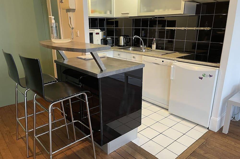 Entire apartment, Le Temple-Apartment-Apartment-Ensuite-City view in Auxerre, Auxerre region