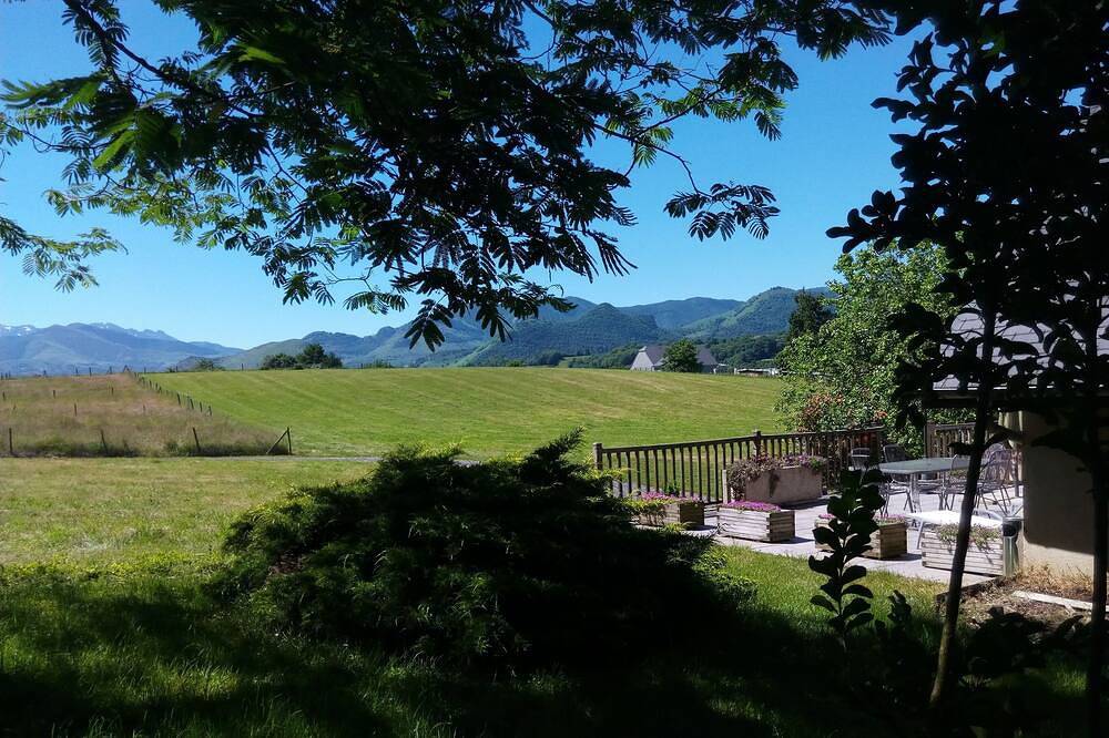 Chambres et table d'hôtes à la ferme, Lourdes, Pyrénées, Anousta in Loubajac, Hautes-Pyrénées