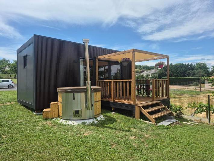 Location de vacances pour 2 personnes, avec terrasse ainsi que jardin et jacuzzi dans Vichel