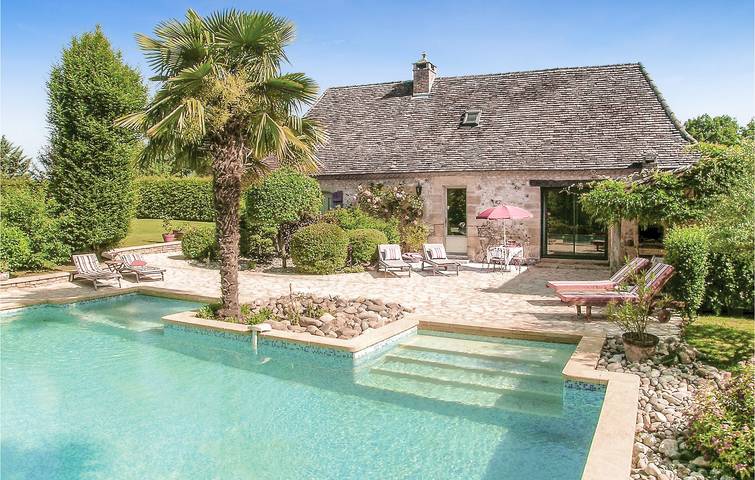 Feriehus for 7 personer, med Terrasse og Hage i tillegg til Badebasseng i Dordogne