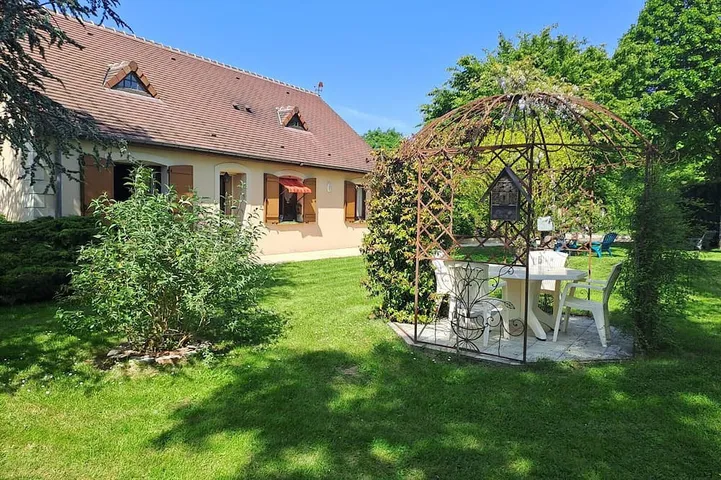 Maison de campagne familiale avec jardin, proche du Haras du Pin, calme et agréable in Le Merlerault, Région d'Argentan