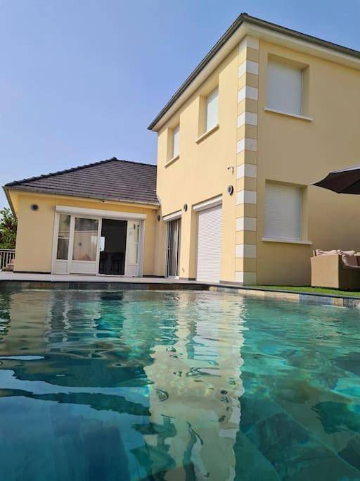 Location de vacances pour 8 personnes, avec jardin et piscine à Vernouillet