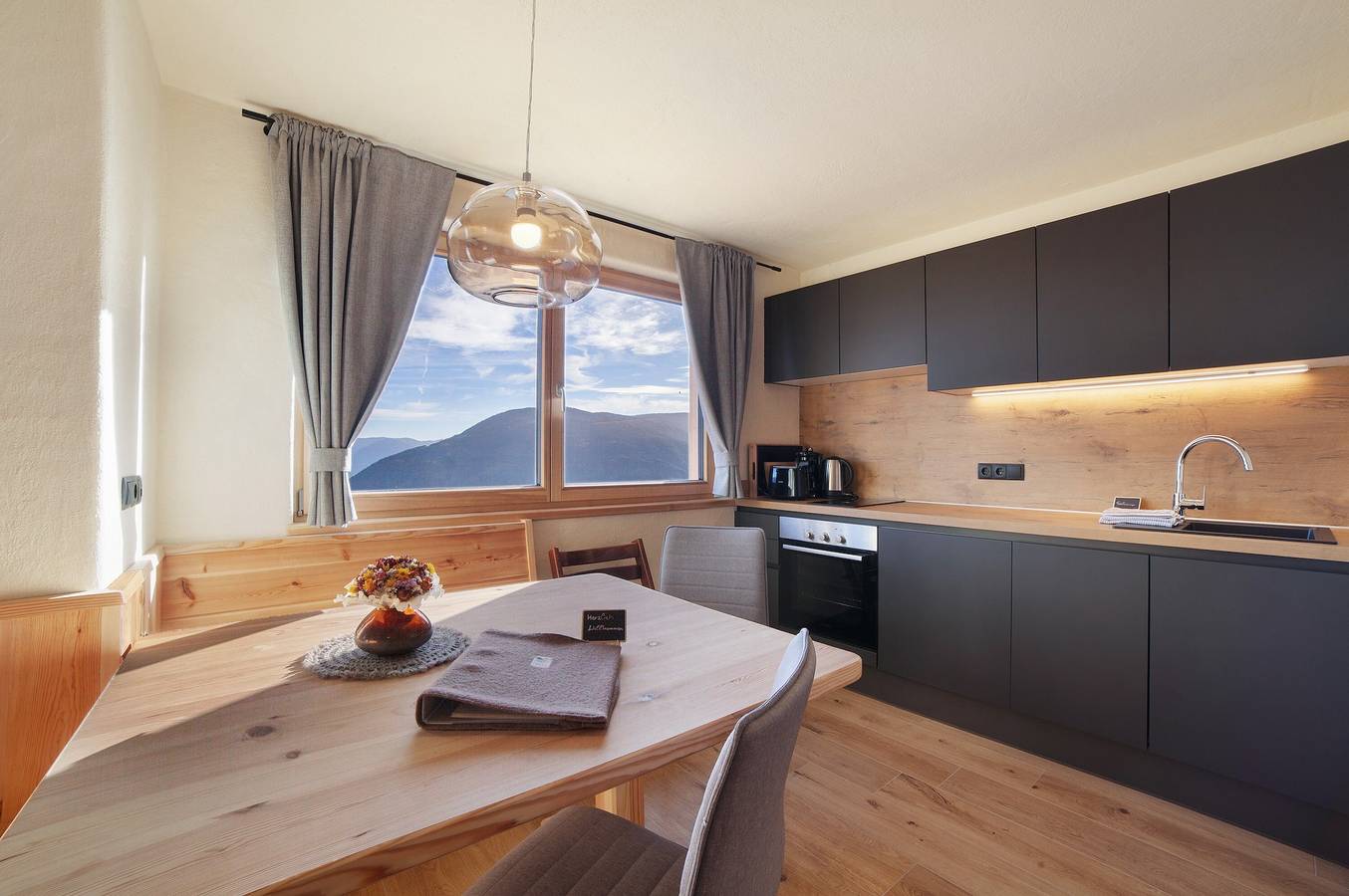 Ganze Wohnung, Ferienwohnung 'Grillentol Hauserhof' mit Bergblick, Gemeinschaftsgarten und Wi-Fi in Algund, Texelgruppe