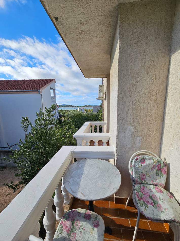 Studio dla 2 osób, z balkon i ogród, zwierzęta dozwolone w Tribunj
