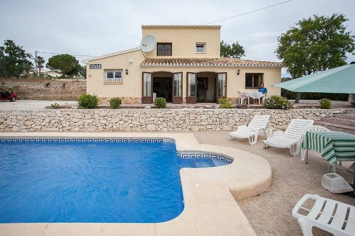 Gîte pour 4 personnes, avec jardin et jacuzzi