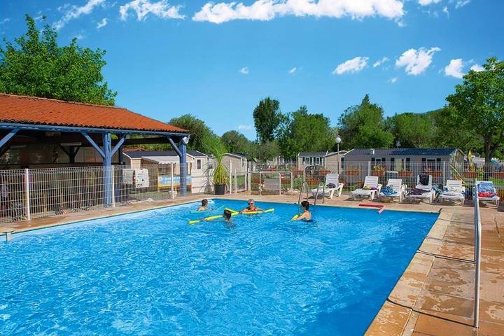 Camping pour 6 personnes, avec piscine et terrasse
