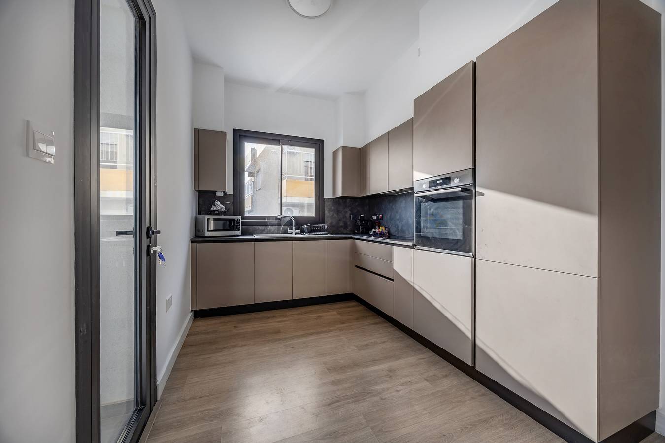 Apartamento entero, 101 Piliou con vista a la ciudad y piscina compartida en la azotea in Limasol, Chipre Sur