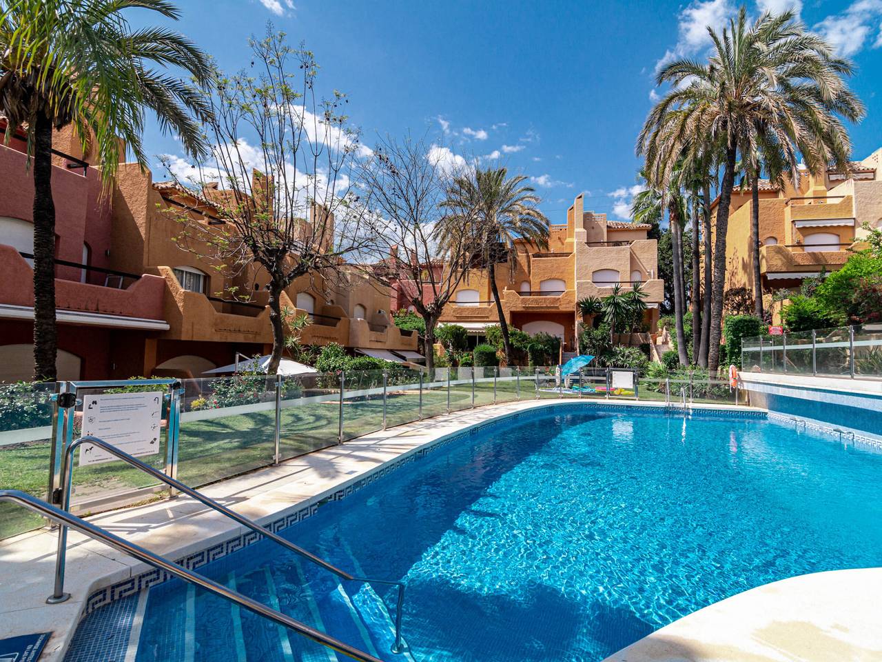 Appartement à Marbella avec piscine, terrasse et salle de sport pour 6 personnes in Marbella West, Marbella