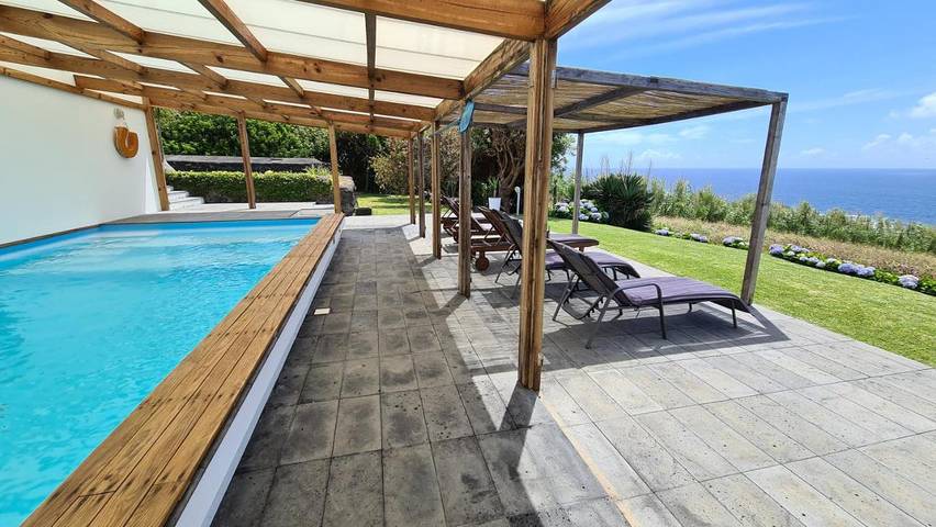 Location de vacances pour 3 personnes, avec piscine ainsi que vue et jardin dans Faial - 2