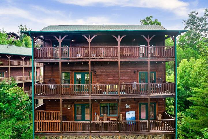 Vacation rental for 16 people, with pool and hot tub as well as balcony in Gatlinburg