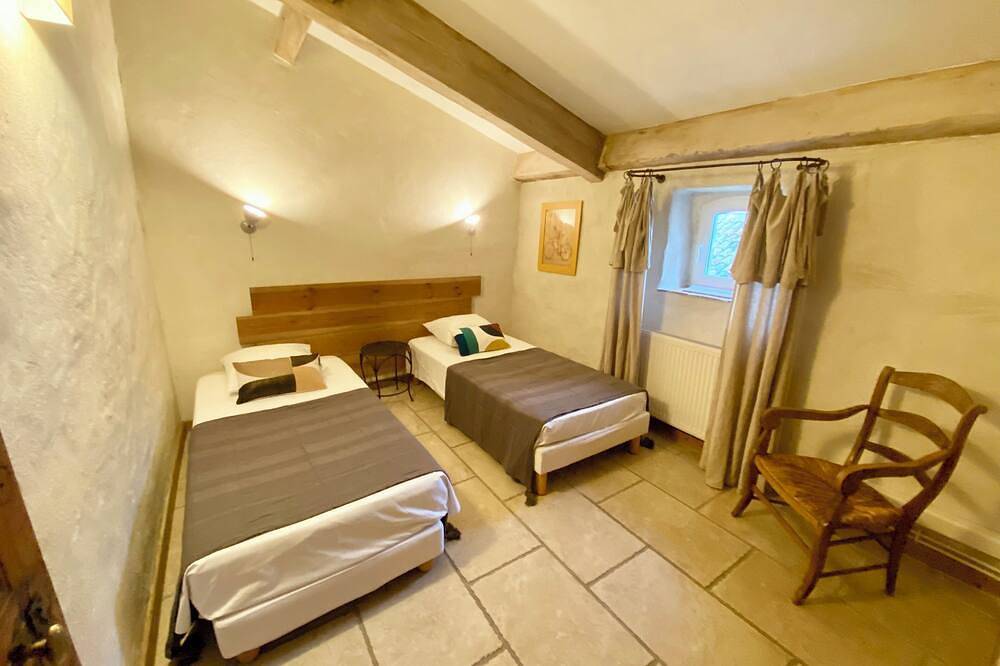 Appartement entier, Gîte 4* pour 6p, 3ch, 100m2, Piscine Interieure Chauffee, Patio in Vallon-Pont-d'Arc, Ardèche