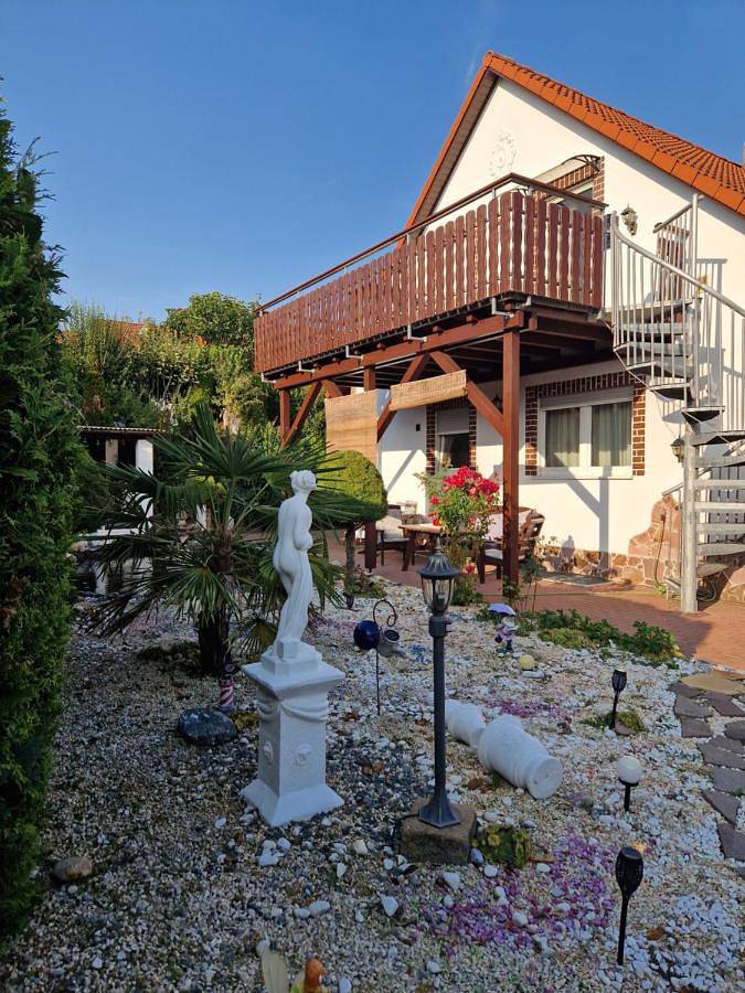 Ferienwohnung für 4 Personen, mit Balkon und Terrasse sowie Garten und Ausblick in Öhringen