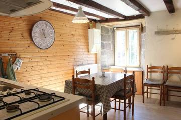 Gîte pour 8 personnes, avec terrasse et jardin à Saint-Cirgues-de-Jordanne