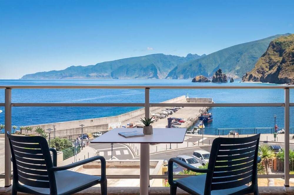 Seaside Balcony Escape – Relax in Comfort w/ Soothing Waves & Stunning Views in Porto Moniz, Madeira